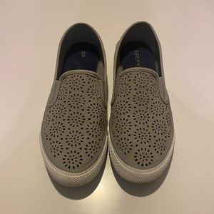 SPERRY WOMENS SEASIDE PERFORATED SLIP ON SNEAKERS